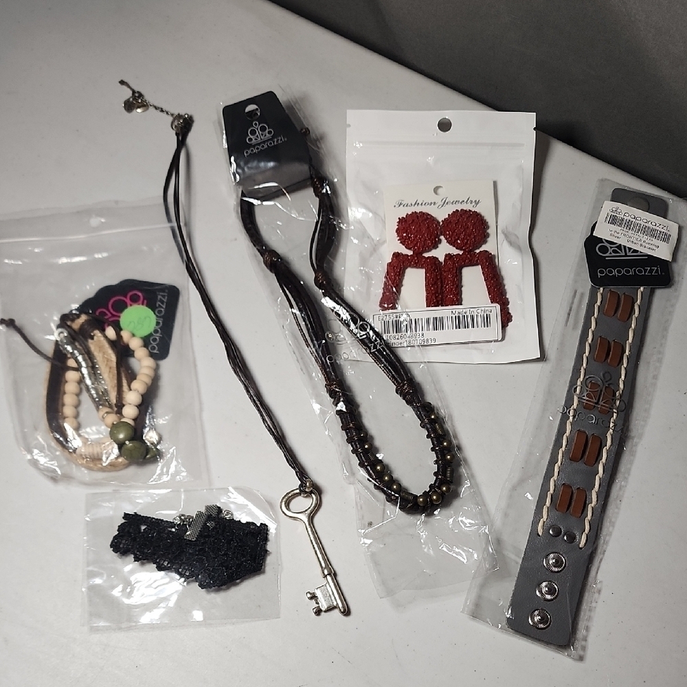 Assorted Jewelry Set with Key Pendant
